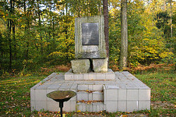 Monument w lasach lućmierskich upamiętniający ofiary Intelligenzaktion Litzmannstadt